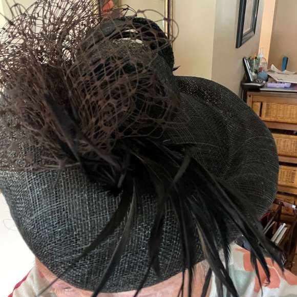 Stunning Fascinator hat with rolled brim, feathers & netting. - Picture 3 of 3